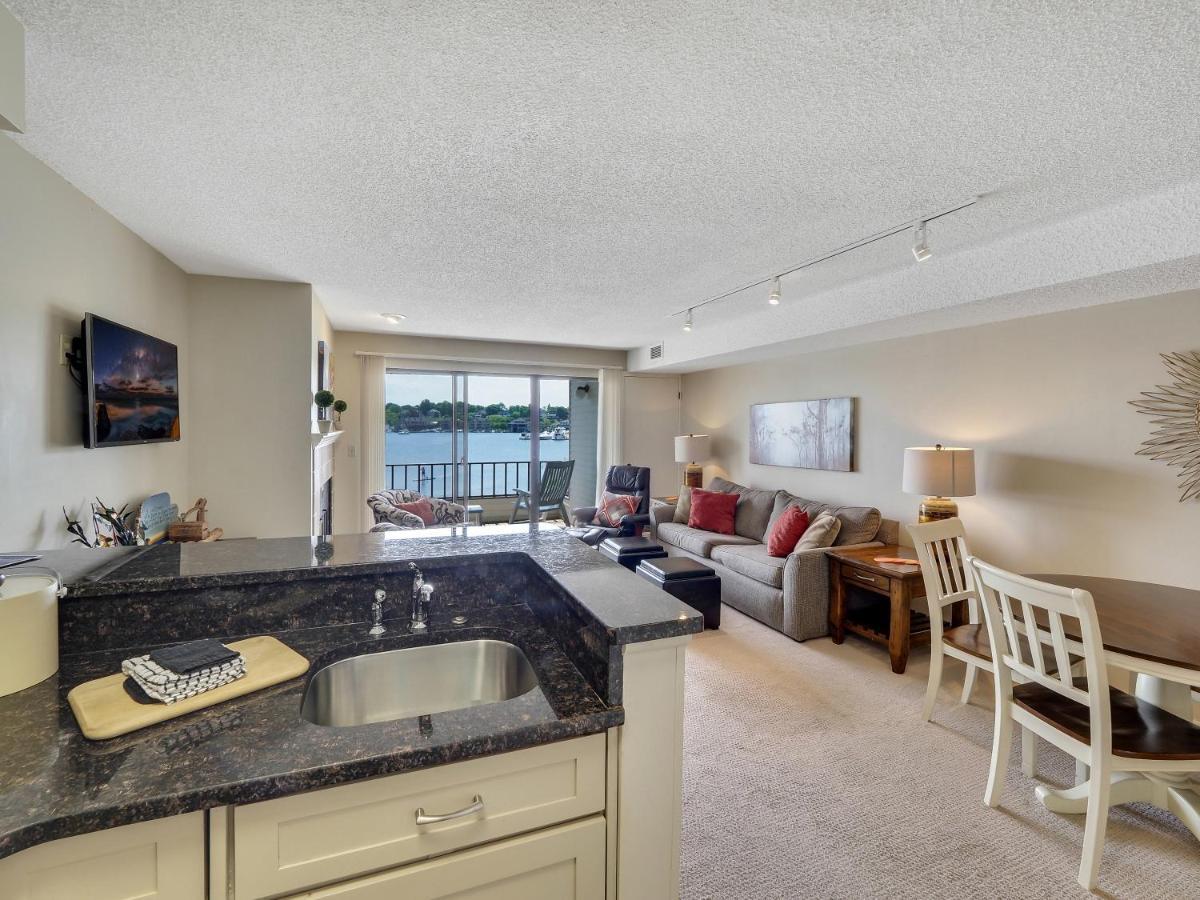 228 Edgewater Inn Шарлевоа Екстериор снимка