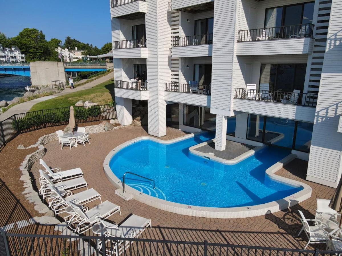 228 Edgewater Inn Шарлевоа Екстериор снимка