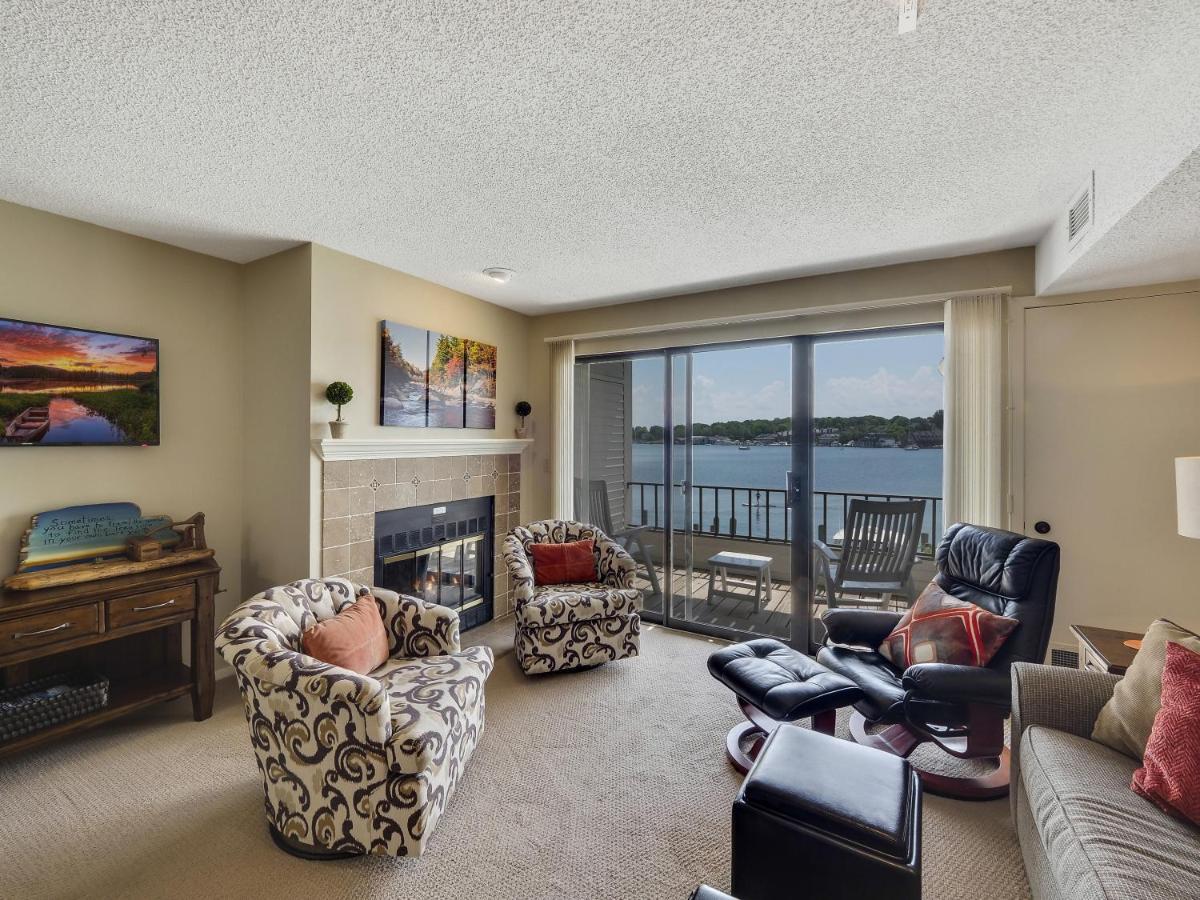 228 Edgewater Inn Шарлевоа Екстериор снимка