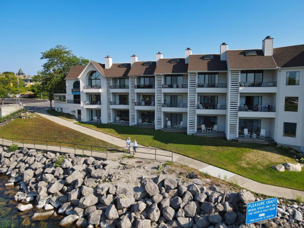 228 Edgewater Inn Шарлевоа Екстериор снимка