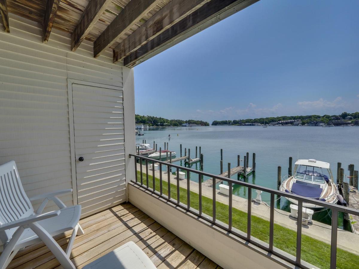 228 Edgewater Inn Шарлевоа Екстериор снимка