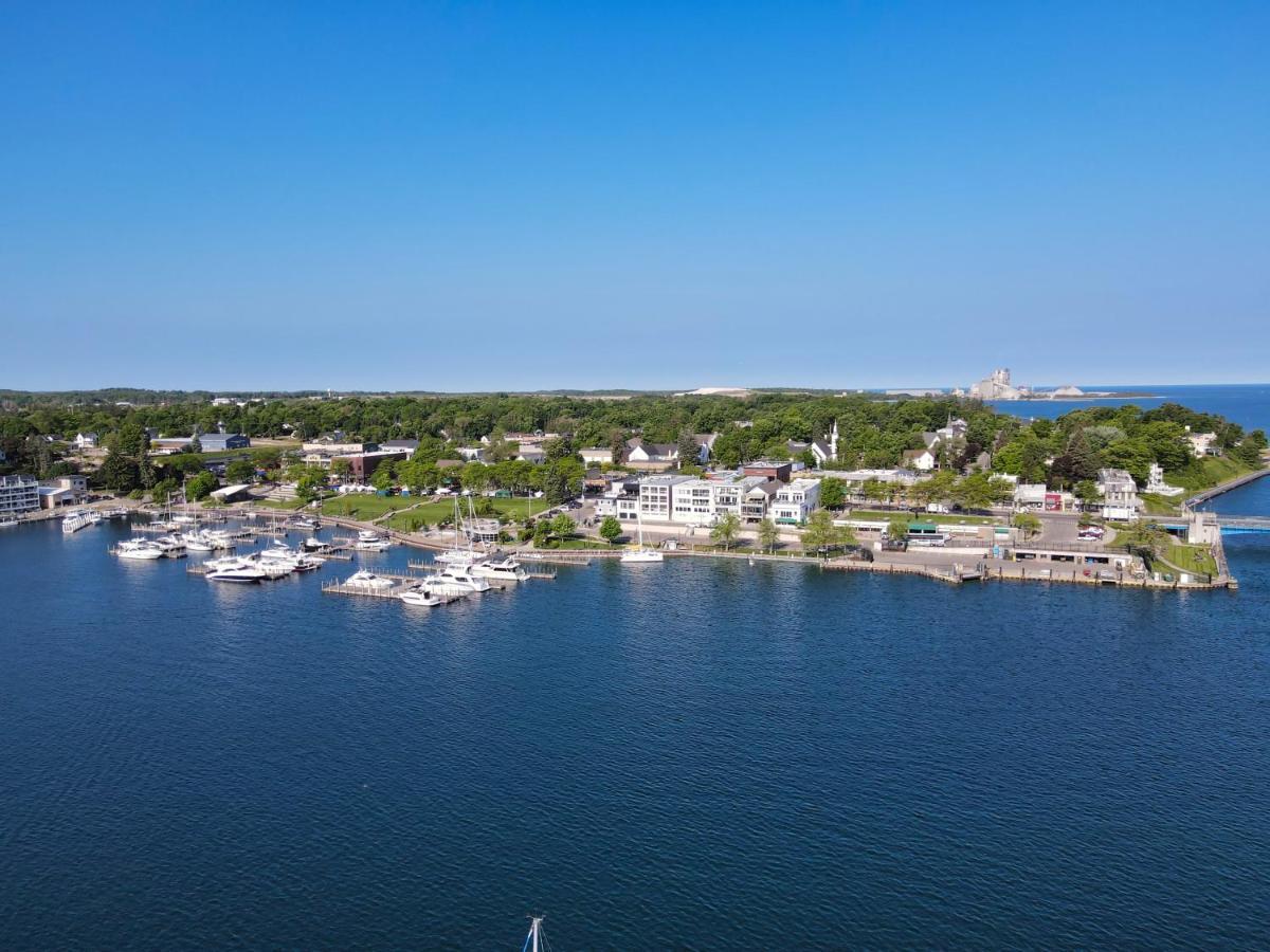 228 Edgewater Inn Шарлевоа Екстериор снимка
