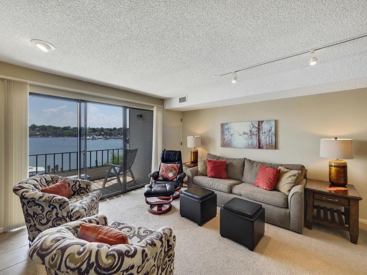 228 Edgewater Inn Шарлевоа Екстериор снимка