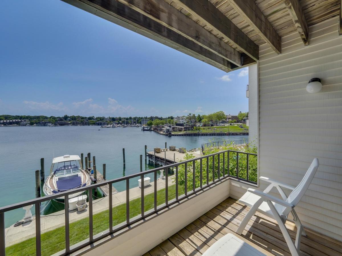 228 Edgewater Inn Шарлевоа Екстериор снимка