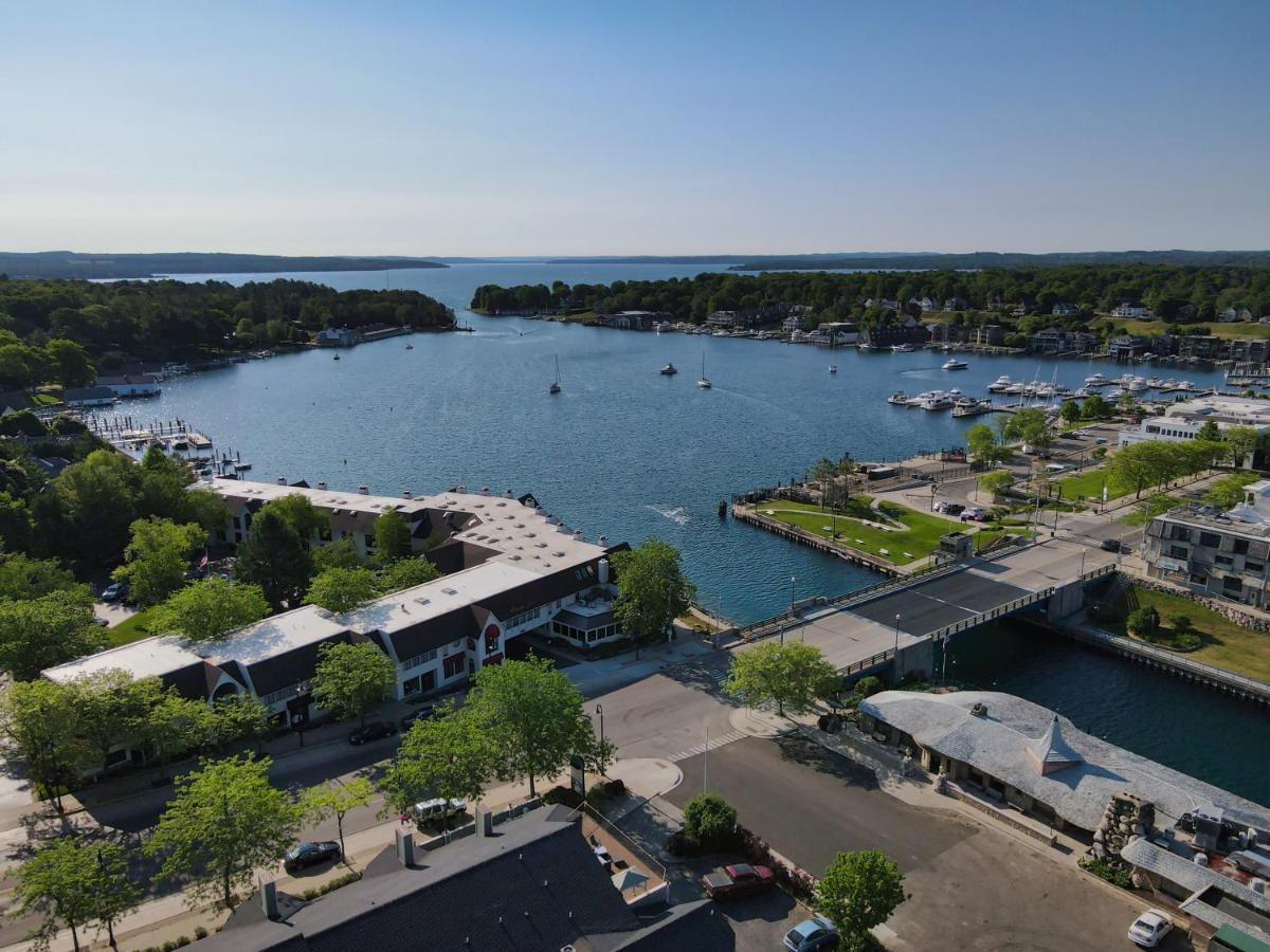 228 Edgewater Inn Шарлевоа Екстериор снимка