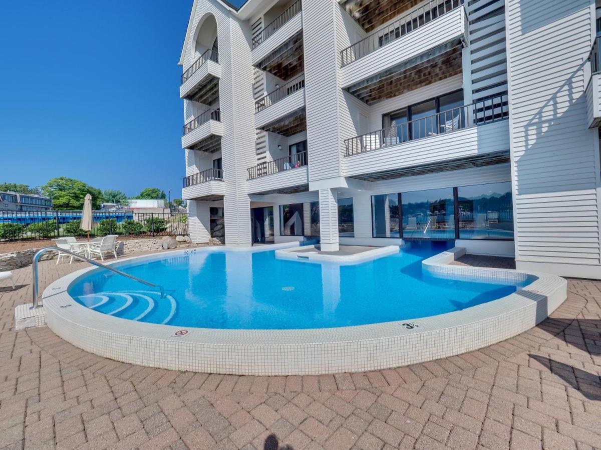 228 Edgewater Inn Шарлевоа Екстериор снимка
