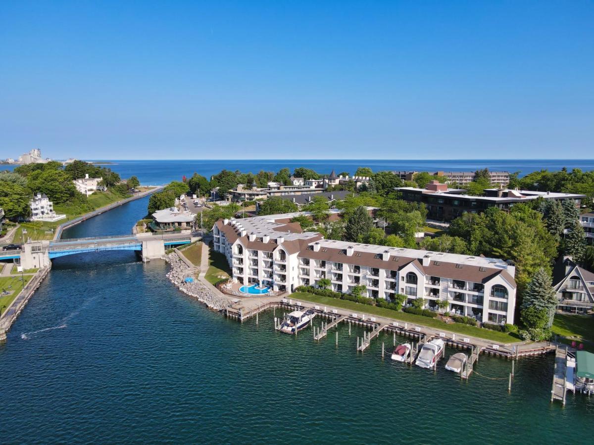 228 Edgewater Inn Шарлевоа Екстериор снимка