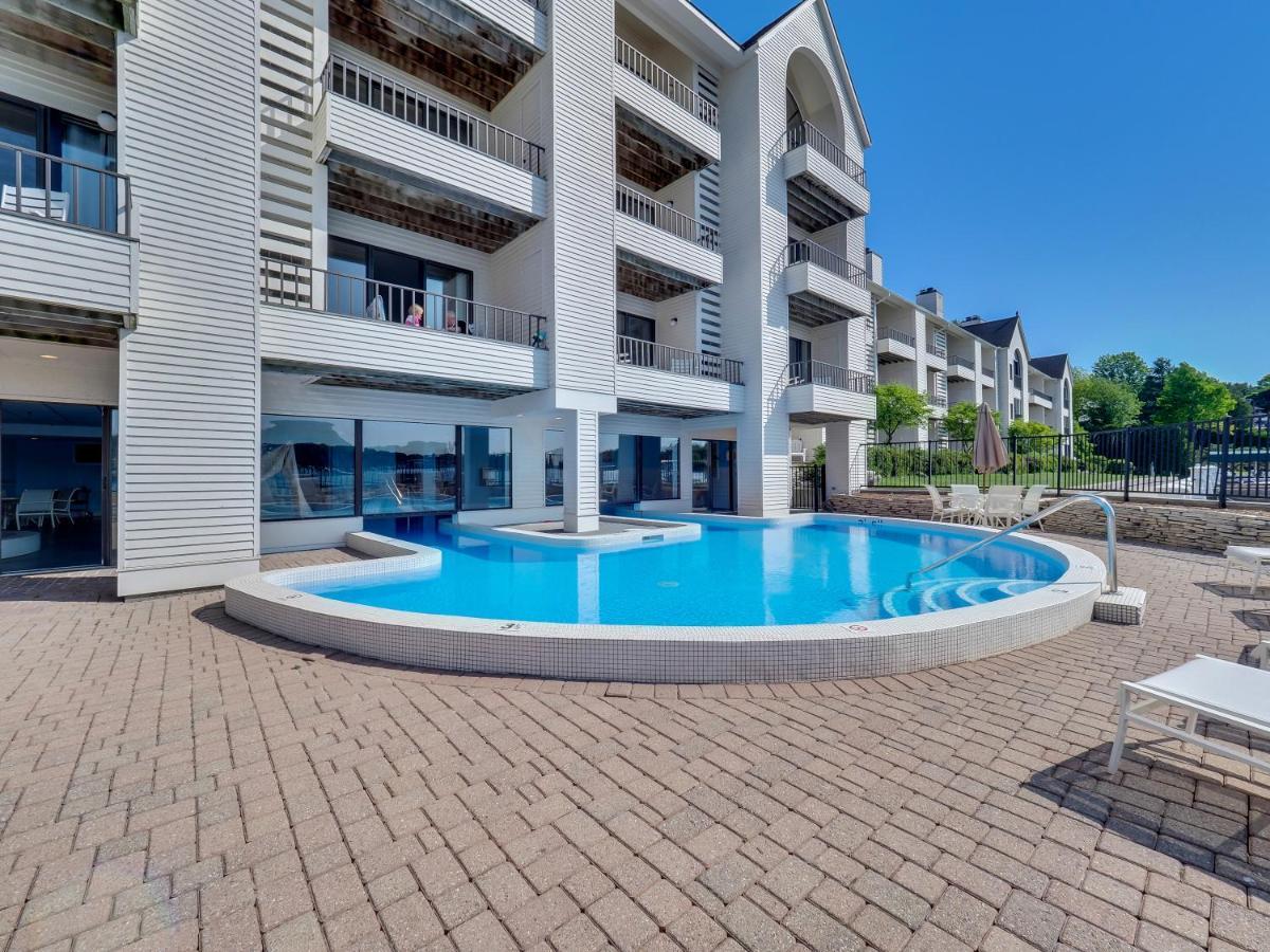 228 Edgewater Inn Шарлевоа Екстериор снимка